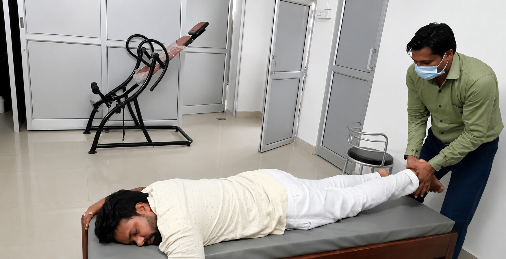 Understanding Spine Alignment: A Look Inside a Modern Treatment Session